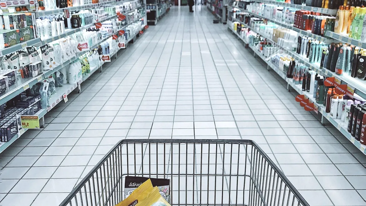 Market reyonunda toplu ambalajlı ürünler