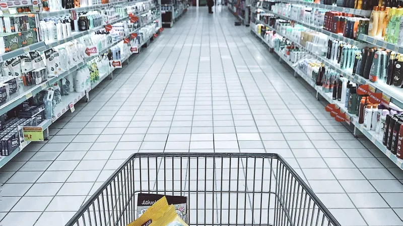 Market reyonunda toplu ambalajlı ürünler